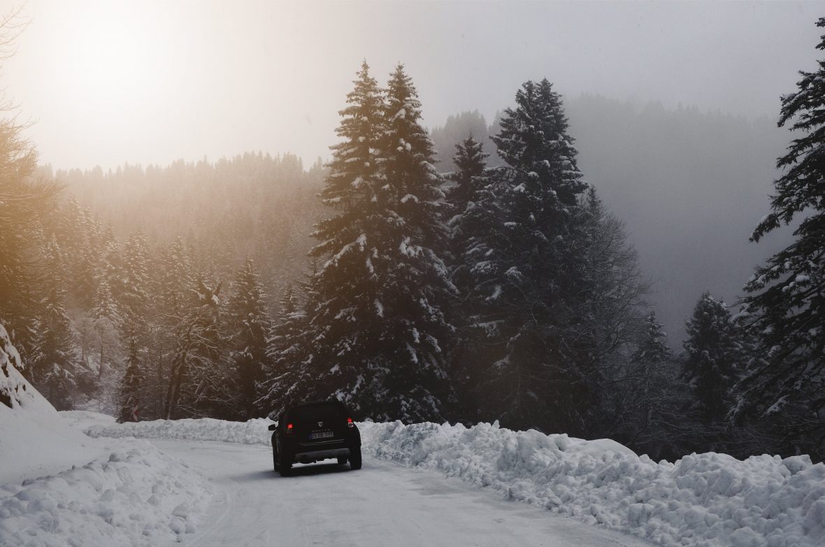 Körning och Beteende under Vinterförhållanden: Säkerhetstips för Snöiga Vägar